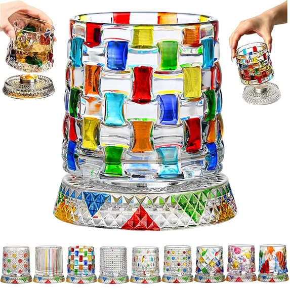 vaso de cristal para whisky - Vaso giratorio con patrón de bloques de colores y base decorativa a juego, mostrado junto a vasos más pequeños a juego y una línea de variantes de estilo disponibles