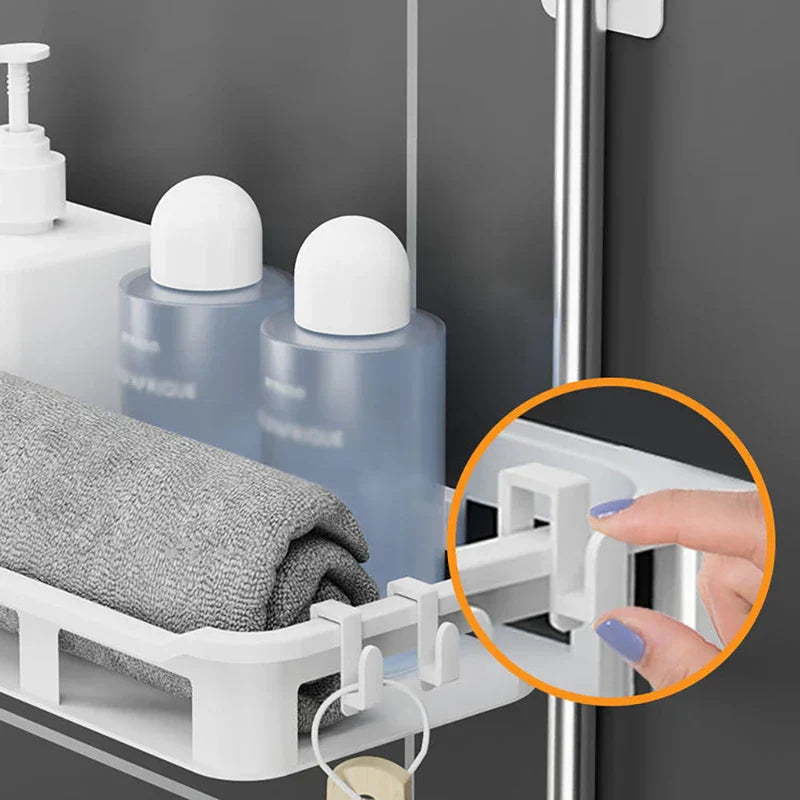 estante de almacenamiento para garaje - Primer plano de un estante blanco con una toalla gris y botellas azules; una mano ajusta un gancho de plástico blanco en el borde del estante