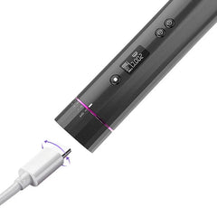 جهاز تجعيد الشعر الأوتوماتيكي اللاسلكي مع شاشة رقمية، معروض مع كابل شحن USB من النوع Type-C بالقرب من منفذ الشحن