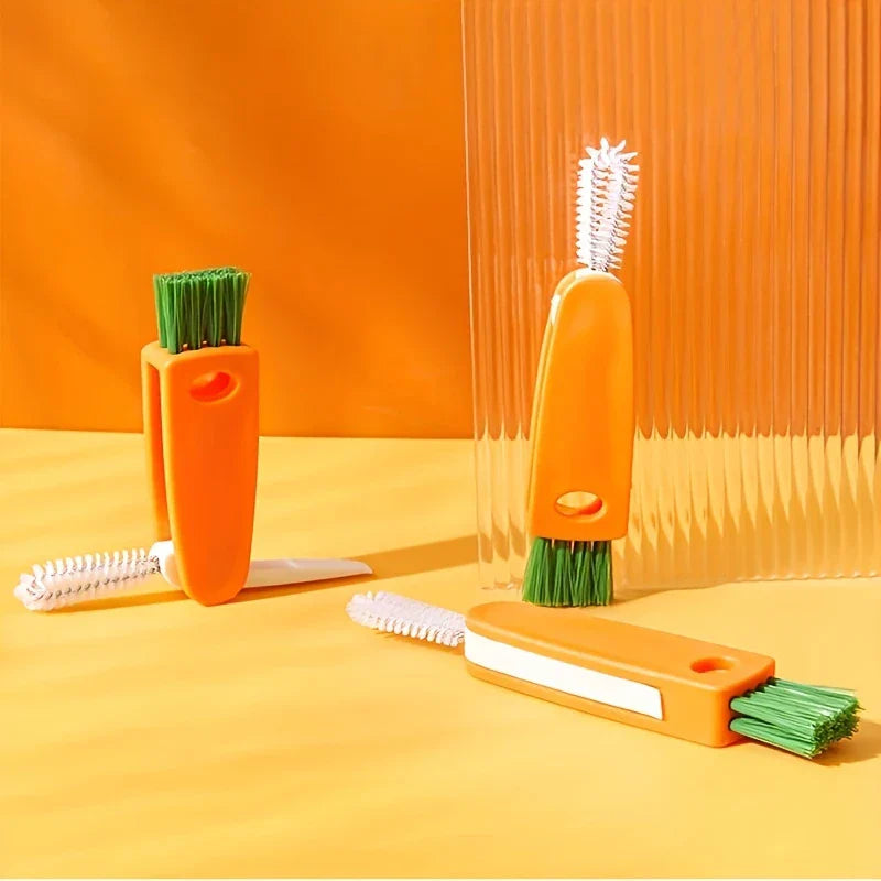 Reinigungsbürstenwerkzeug für Flaschenverschlüsse - Drei orangefarbene 3-in-1-Reinigungsbürsten in verschiedenen Positionen neben einem gerippten Klarglas auf warmer gelber Oberfläche