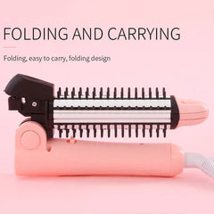 Haarglätter-Lockenwickler-Set - Gefaltetes rosa-schwarzes Haarstyling-Gerät vor hellrosa Hintergrund, mit Text FALTEN UND TRAGEN darüber