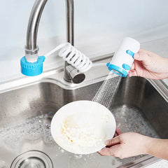 extensor de grifo giratorio - Manos sosteniendo el cabezal de ducha manual, rociando agua sobre un plato sucio sobre un fregadero de acero inoxidable