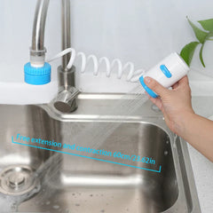 extensor de grifo giratorio - Mano sosteniendo el cabezal de ducha extendido rociando agua en un fregadero, con etiqueta de longitud de extensión de 60 cm