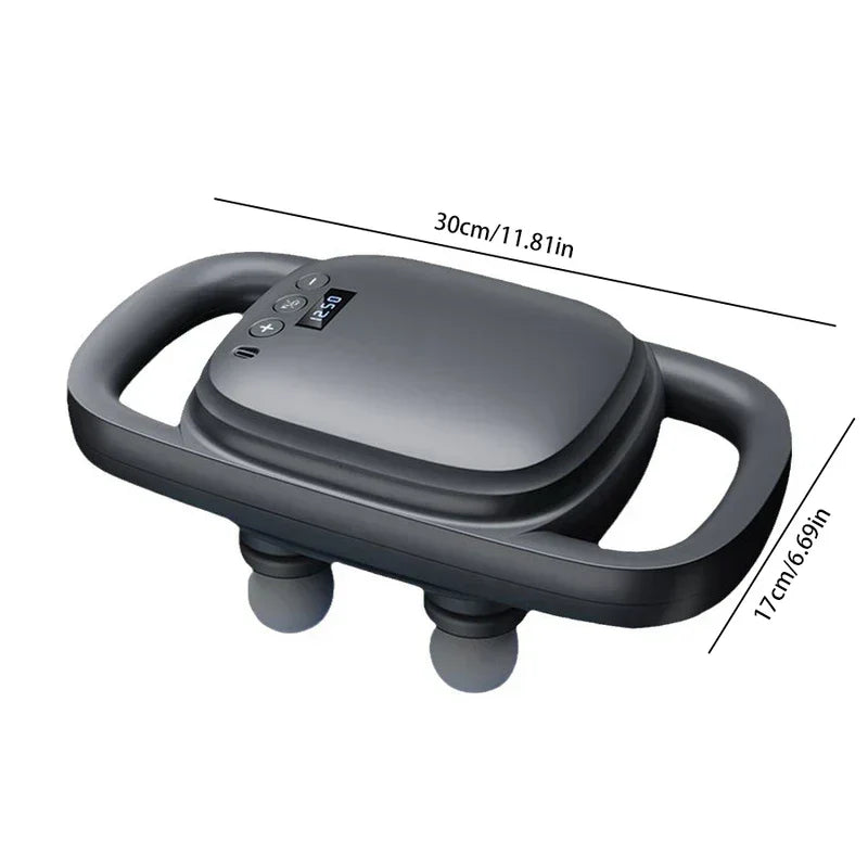 Pistola de masaje de percusión mini: masajeador manual gris oscuro con doble mango, doble cabezal de masaje, botones de control y una pequeña pantalla digital, con dimensiones de largo y ancho etiquetadas.