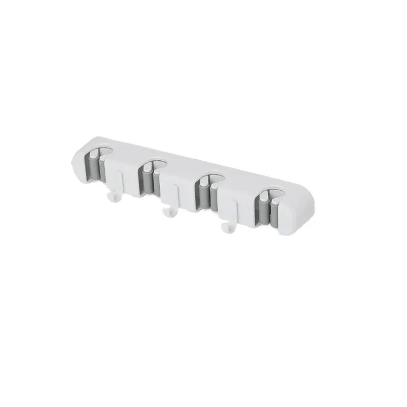 soporte de pared para trapeador y escoba - Organizador de pared blanco con 4 ranuras, con agarres giratorios y ganchos, vista de ángulo frontal sobre fondo blanco