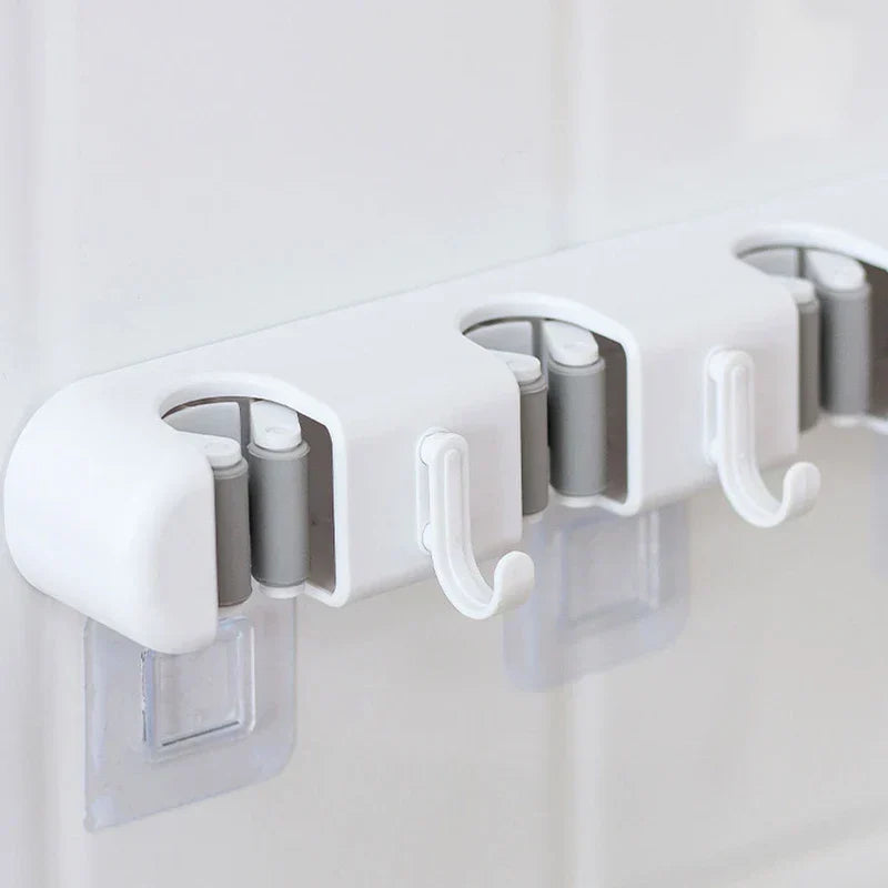 soporte de pared para trapeador y escoba - Soporte blanco de pared para trapeador y escoba con tres ranuras con rodillos y tres ganchos en forma de J, fijado a una pared de azulejos