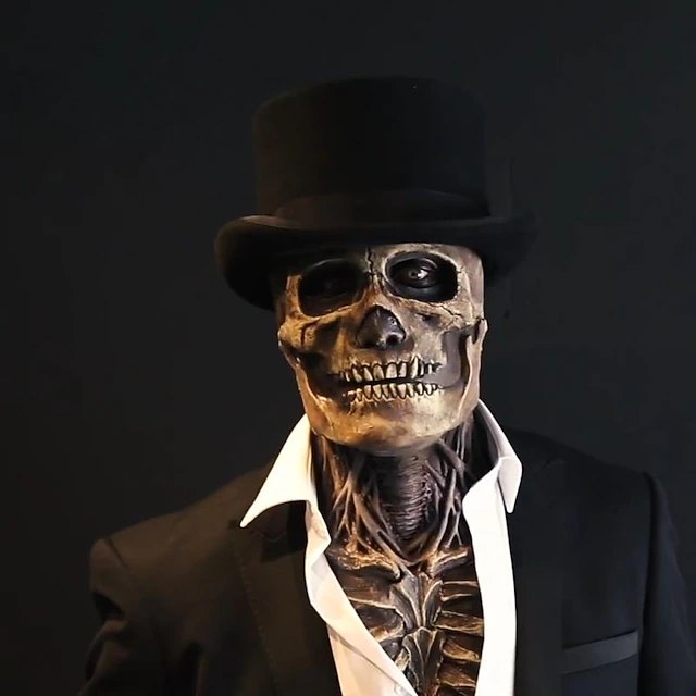 halloween kostume - Vejrbidt kraniemaske parret med sort høj hat og formelt jakkesæt, der viser detaljeret hals- og øvre brysttekstur.
