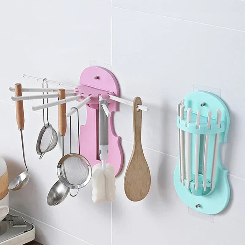 badregal organizer - Rosa und mintgrüne Wandorganizer an gefliester Küchenwand: rosa Organizer mit ausgefächerten Zinken, die Löffel, Siebe und eine Reinigungsbürste halten