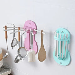 badregal organizer - Rosa und mintgrüne Wandorganizer an gefliester Küchenwand: rosa Organizer mit ausgefächerten Zinken, die Löffel, Siebe und eine Reinigungsbürste halten