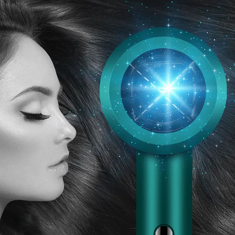 Secador de pelo - Secador de pelo turquesa con frente azul brillante, junto al perfil lateral de una mujer con cabello largo oscuro, destellos azules superpuestos