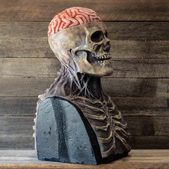 halloween kostume - Venstre sideprofil af en blottet hjerne-skelet-buste-skulptur, der viser nakkesener og delvist ribben.