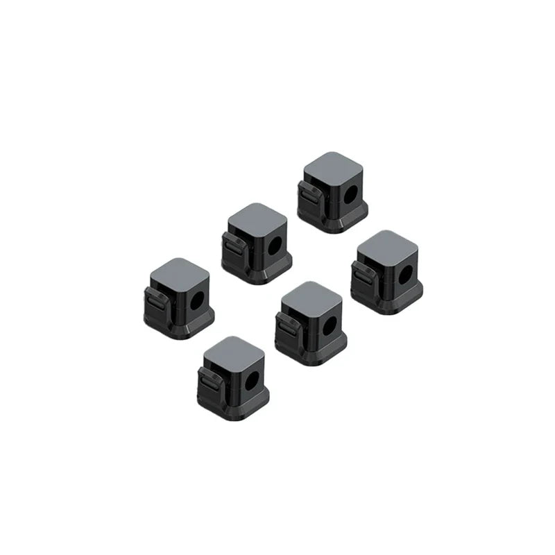 selbstklebende kabelclips für die wand - Sechs schwarze quadratische Kabelclips in versetzter Anordnung auf weißem Hintergrund