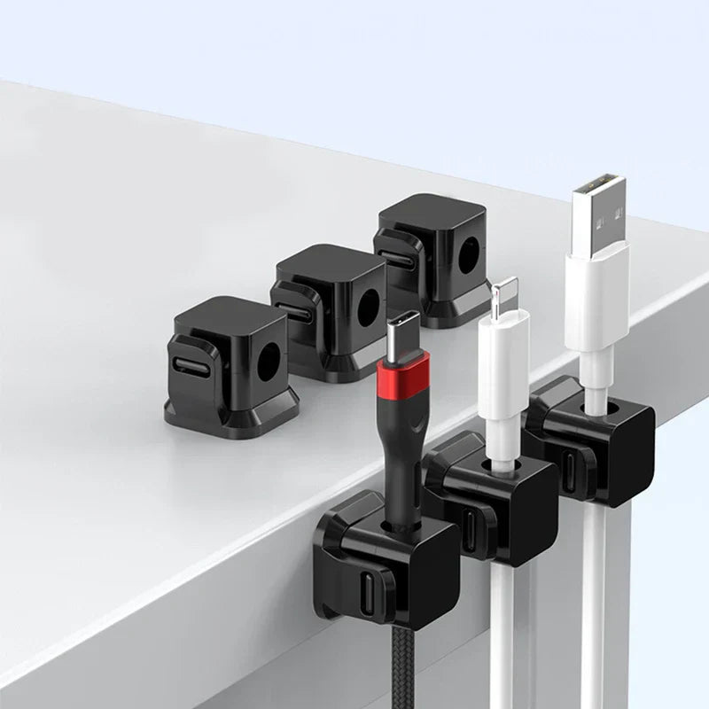 selbstklebende kabelclips für die wand - Schwarze Kabelhalter an einer Tischkante montiert, die USB-C-, Lightning- und USB-A-Ladekabel halten
