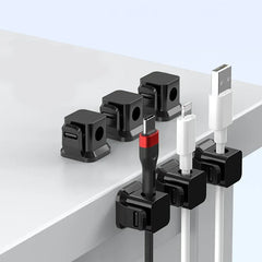 selbstklebende kabelclips für die wand - Schwarze Kabelhalter an einer Tischkante montiert, die USB-C-, Lightning- und USB-A-Ladekabel halten
