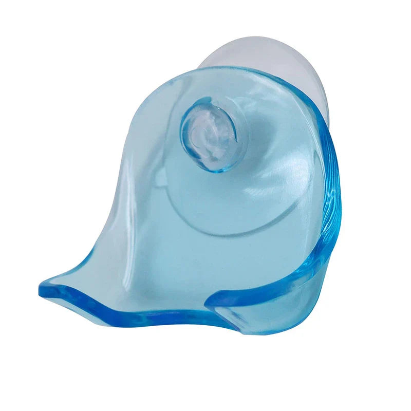 Soporte de pared adhesivo con ventosa para maquinilla de afeitar - dispositivo curvo en azul claro translúcido con bordes azul oscuro brillantes y un componente blanco redondeado adherido a su parte trasera, mostrado sobre fondo blanco liso