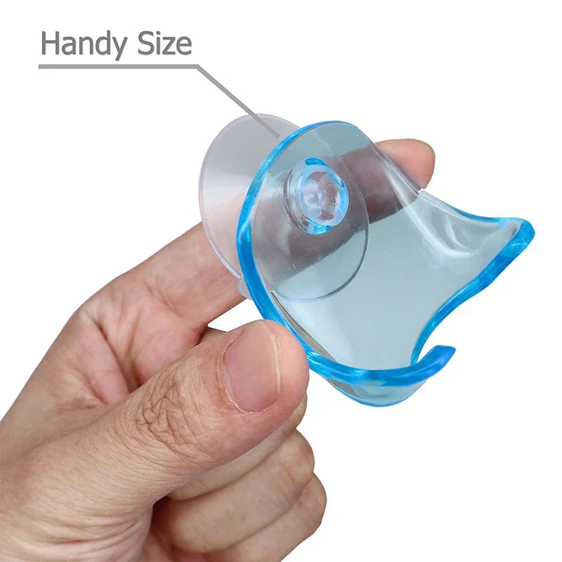 Soporte de pared adhesivo con ventosa para maquinilla de afeitar - dedos sosteniendo un pequeño gancho para maquinilla en azul translúcido con ventosa transparente, con la etiqueta "Tamaño práctico" señalando la ventosa