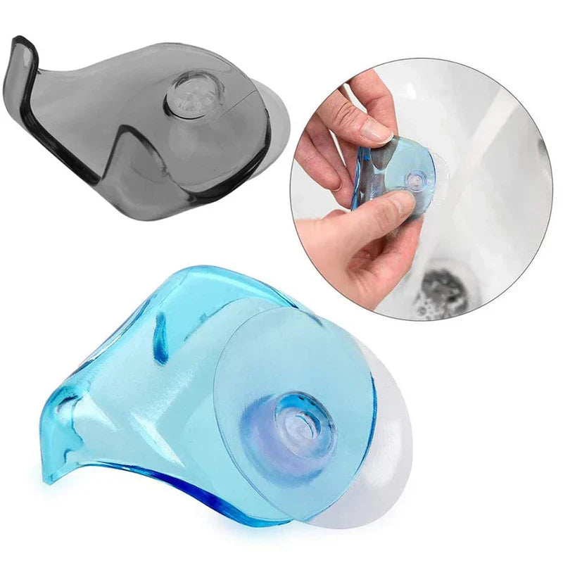 Soporte de pared adhesivo con ventosa para maquinilla de afeitar - se muestran dos soportes para maquinilla (uno gris y uno azul claro), con un recuadro de manos presionando la ventosa del soporte azul claro contra una superficie lisa