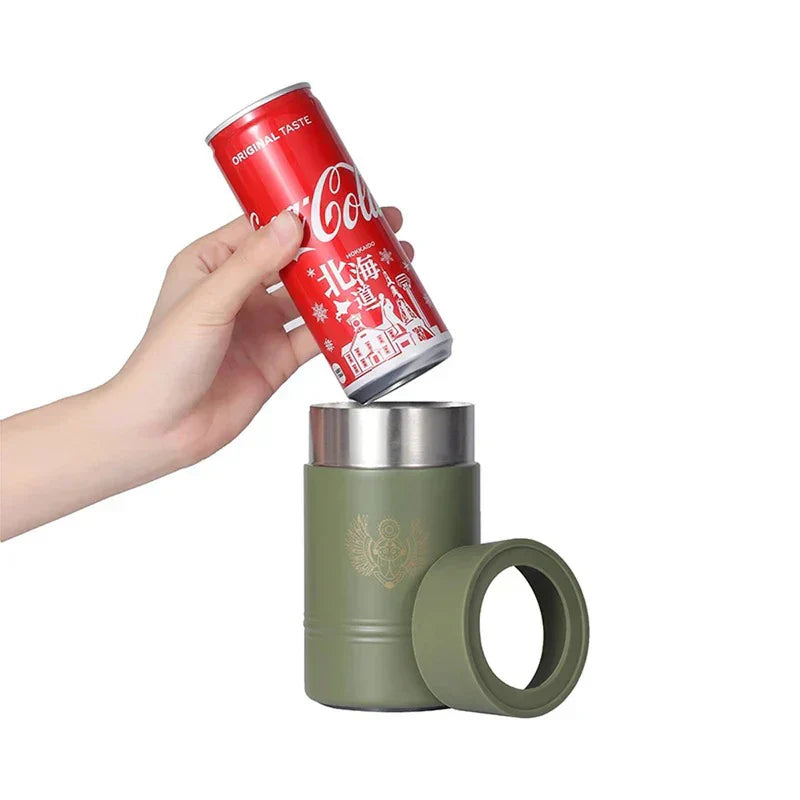 portavasos aislante para latas con base antideslizante - mano insertando una lata de refresco roja en un portavasos verde oliva con anillo superior colocado a su lado