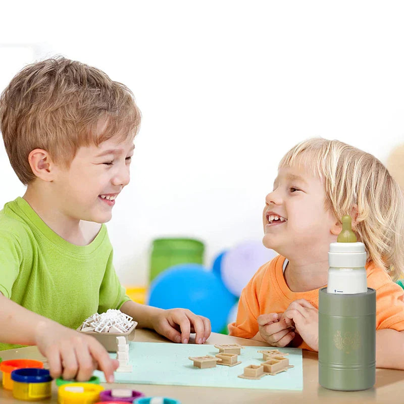 portavasos aislante para latas con base antideslizante - portavasos verde oliva sosteniendo un biberón sobre una mesa con dos niños jugando con bloques de construcción cerca