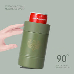 portavasos aislante para latas con base antideslizante - portavasos verde con una lata roja en su interior inclinado a 90 grados, con una mano cerca, sobre fondo verde claro