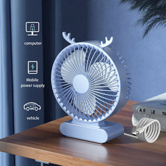 tischventilator - Hellblauer USB-Tischventilator mit Geweih-Design auf einem Holztisch, mit USB-Kabel, Büchern und Symbolen für Computer, Powerbank und Auto in der Nähe