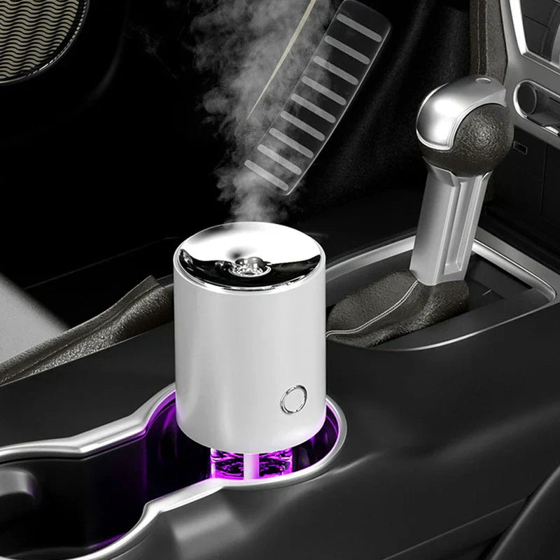 humidificador - difusor que emite niebla con luz LED morada, instalado en un portavasos de automóvil junto a la palanca de cambios