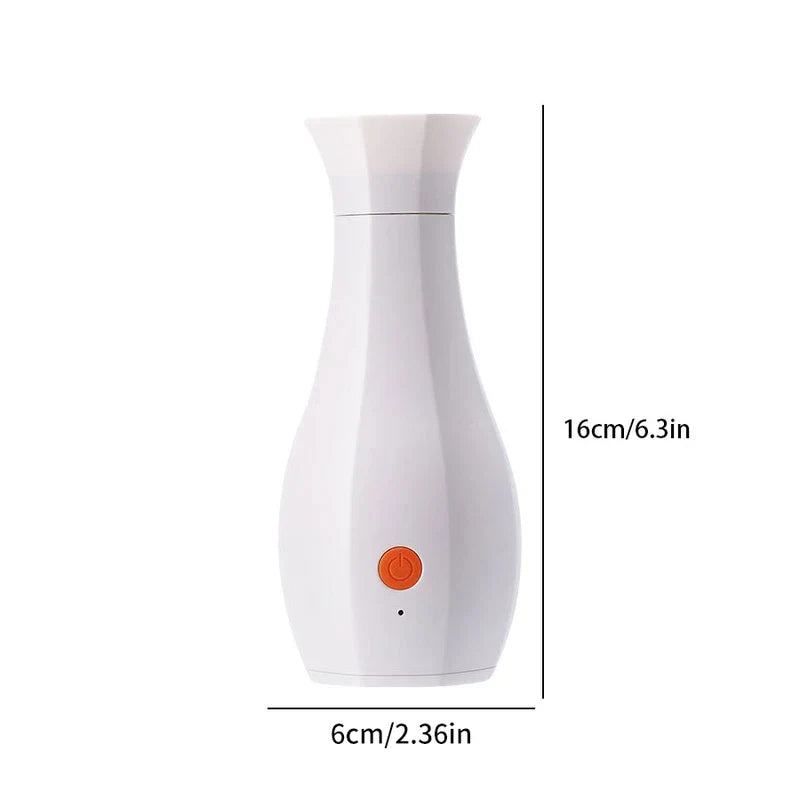Máquina de perfume - Dispositivo blanco con forma de jarrón con botón de encendido naranja y etiquetas de tamaño 16 cm x 6 cm
