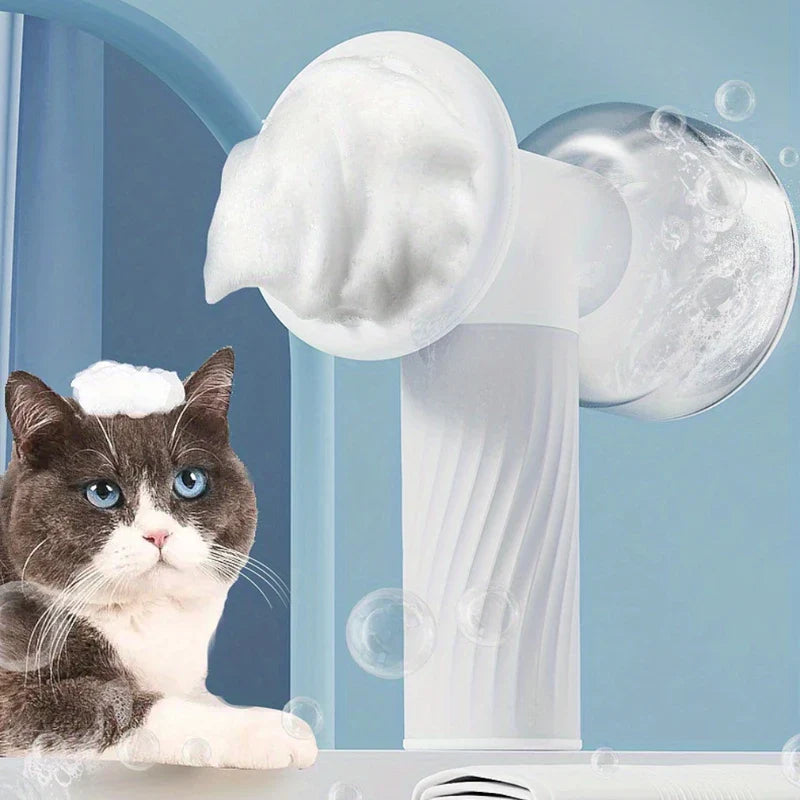 cepillo dispensador de baño espumoso automático para mascotas - gato gris y blanco con espuma en la cabeza junto a un cepillo de acicalamiento espumoso blanco con burbujas flotantes