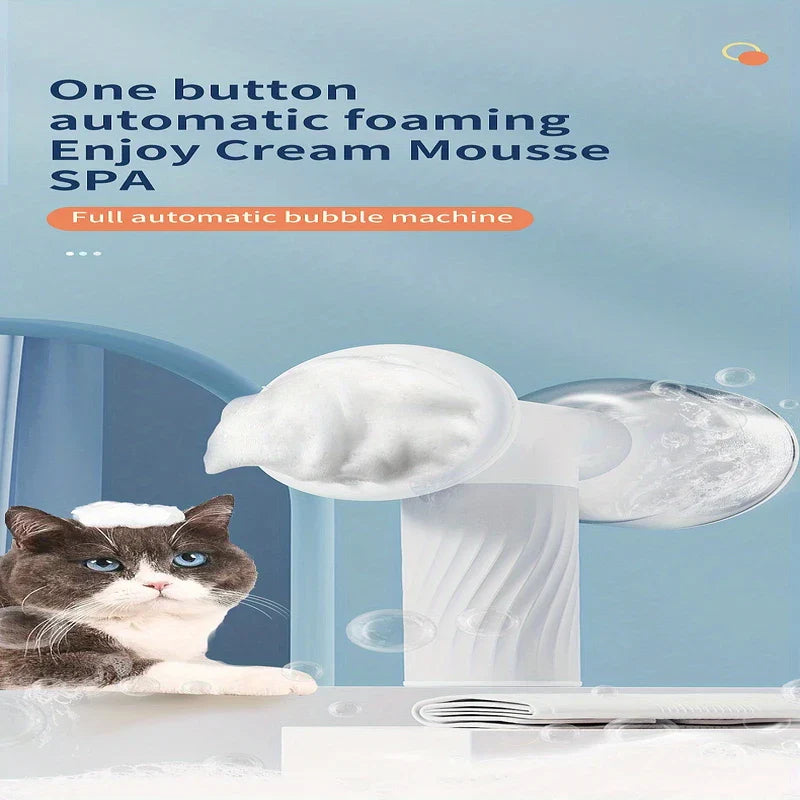 cepillo dispensador de baño espumoso automático para mascotas - máquina de burbujas espumosas automática de un botón con espuma tipo mousse cremosa, gato con espuma en la cabeza a su lado, fondo azul claro