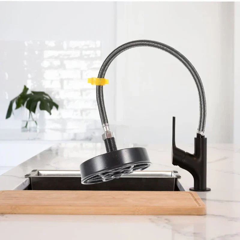 rince verre - Rince-verre installé à côté du robinet de cuisine au-dessus d'un évier en inox sur un plan de travail en marbre