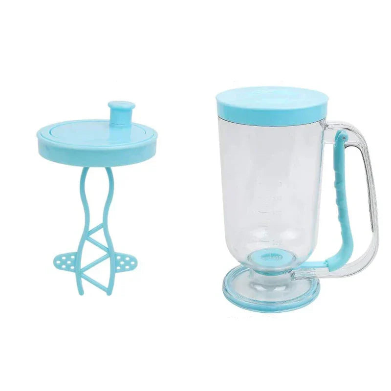 Dispensador de masa - Tapa azul claro con paleta mezcladora y jarra transparente con asa azul claro, tapa y base, sobre fondo blanco