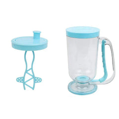 Dispensador de masa - Tapa azul claro con paleta mezcladora y jarra transparente con asa azul claro, tapa y base, sobre fondo blanco