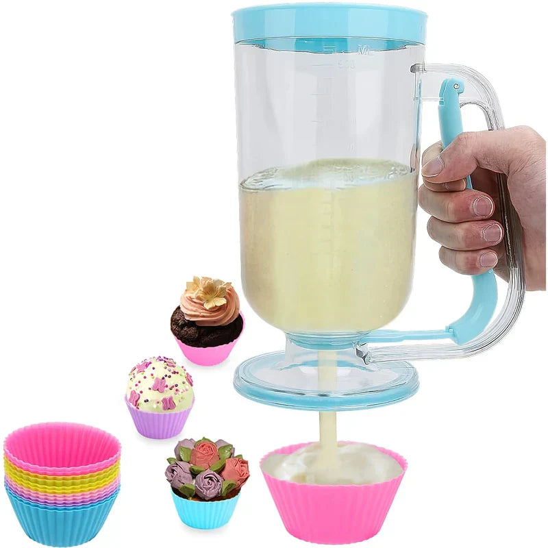 Dispensador de masa - Embudo de horneado azul claro dispensando masa en un capacillo de silicona rosa, con cupcakes decorados y capacillos coloridos cerca