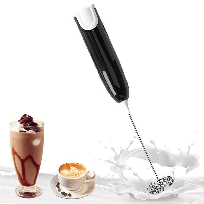 Varita espumadora - espumador de leche manual negro junto a bebida de chocolate con hielo y latte con salpicadura de leche