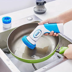 elektrische reinigungsbürste - Hand hält eine weiße und blaue elektrische Reinigungsbürste mit Schwammkopf, die eine Bratpfanne in einem Spülbecken reinigt