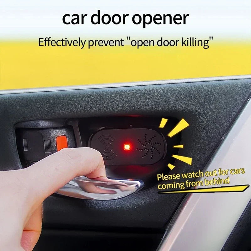 luz de puerta abierta del coche - Mano tirando de la manija interior de la puerta del coche junto a un pequeño dispositivo negro con un LED rojo encendido, con texto superpuesto sobre advertencia de tráfico trasero
