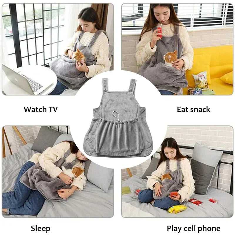 Delantal portabebés para gato con bolsillo acogedor - Cuatro paneles muestran a una persona usando un delantal gris para mascotas mientras ve la televisión, come un aperitivo, duerme y usa el teléfono, cada uno con un gato en el bolsillo