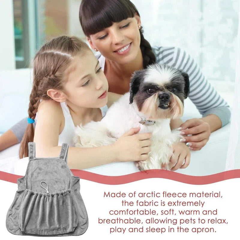 Delantal portabebés para gato con bolsillo acogedor - Una niña y una mujer se sientan con un perro pequeño en un sofá, con un delantal de felpa gris para mascotas mostrado junto a texto sobre el material