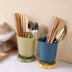 Soporte cerámico para palillos, escurridor y organizador de cubiertos - Dos organizadores de cubiertos sujetando palillos y cubiertos planos sobre la encimera de la cocina