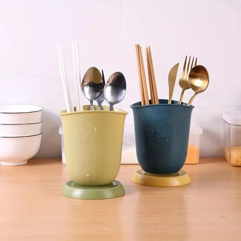 Soporte cerámico para palillos, escurridor y organizador de cubiertos - Dos organizadores de cubiertos húmedos (verde claro, azul oscuro) sobre encimera de madera; cuencos apilados a la izquierda, contenedores de plástico al fondo