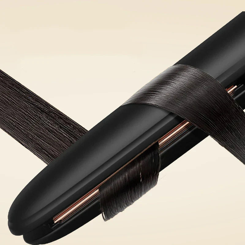 Plancha de pelo de cerámica: plancha de pelo negra con cabello oscuro enrollado alrededor de sus placas térmicas