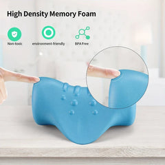 cervical stretcher - Blauer Nackenstrecker auf einem Tisch, mit einem Finger, der in einer vergrößerten Nahaufnahme-Einblendung auf seine Ecke drückt.