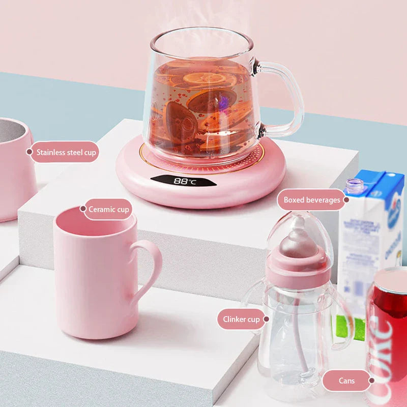 calentador de taza - Calentador de taza rosa con pantalla de temperatura sosteniendo una taza de vidrio, rodeado de contenedores compatibles etiquetados