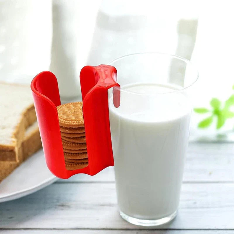 soporte expositor para galletas y bizcochos con rejilla - Clip rojo que sostiene galletas redondas apiladas, enganchado al borde de un vaso de leche