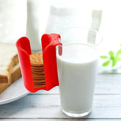 soporte expositor para galletas y bizcochos con rejilla - Clip rojo que sostiene galletas redondas apiladas, enganchado al borde de un vaso de leche