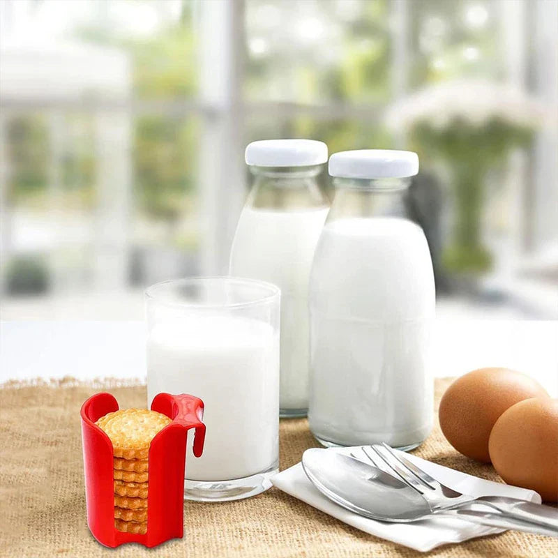 soporte expositor para galletas y bizcochos con rejilla - Clip rojo para galletas con bizcochos apilados, colocado junto a un vaso de leche, botellas de leche y huevos sobre una superficie de arpillera