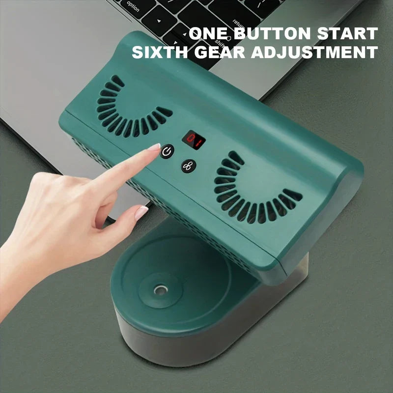 luftbefeuchter mini ventilator - Nahaufnahme eines Fingers, der den Einschaltknopf an einem grünen Tischventilator-Luftbefeuchter drückt, mit Text 'EIN-KNOPF-START SECHS-STUFEN-REGULIERUNG'