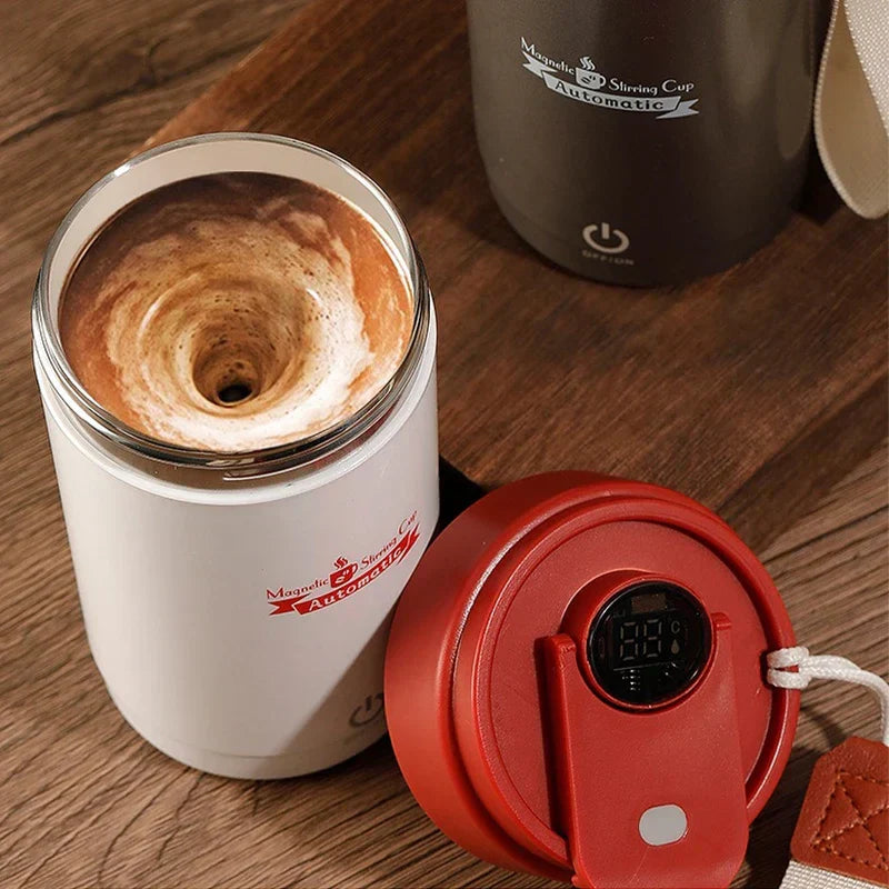 Taza térmica inteligente de café sostenida en la mano mostrando la pantalla digital de temperatura