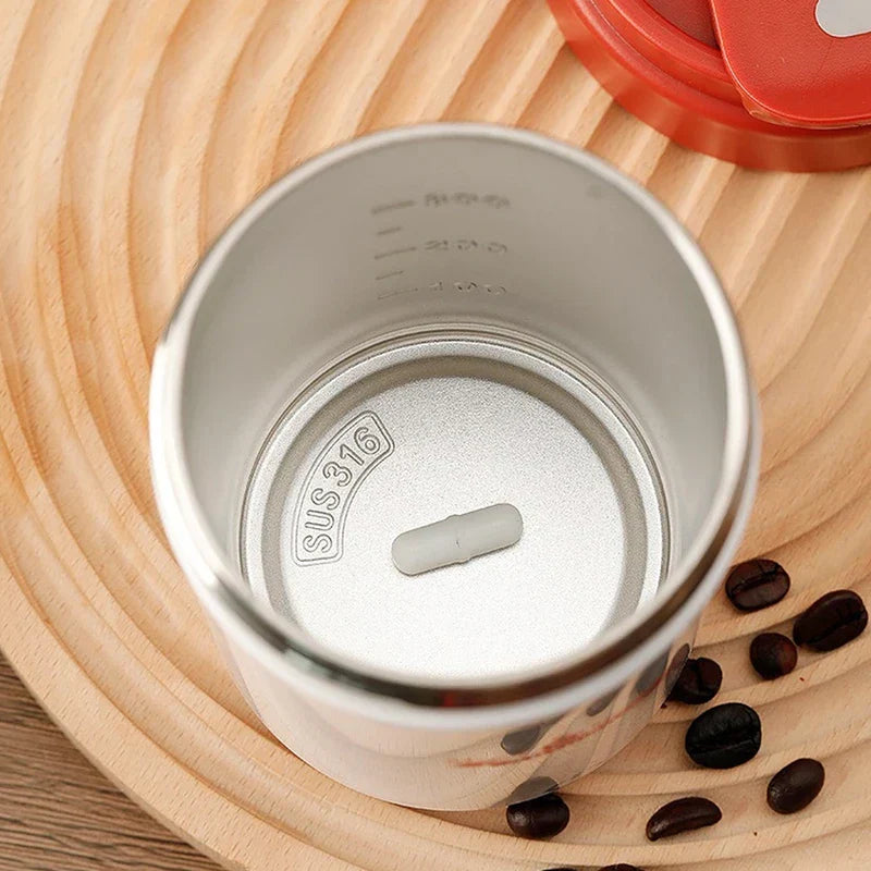 Taza térmica con pantalla digital de temperatura sobre un escritorio con café