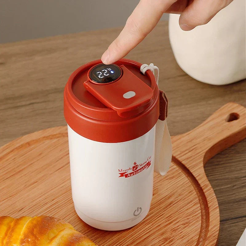 taza térmica inteligente con pantalla digital - un dedo toca la tapa de la taza, que muestra una lectura de temperatura de 32°C en su pantalla digital